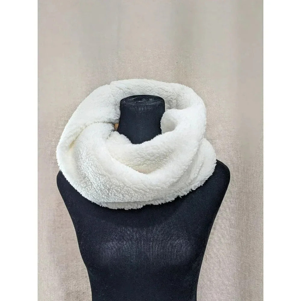 NWT Jenni Women's Scarf White Faux Fur (MSRP $35)